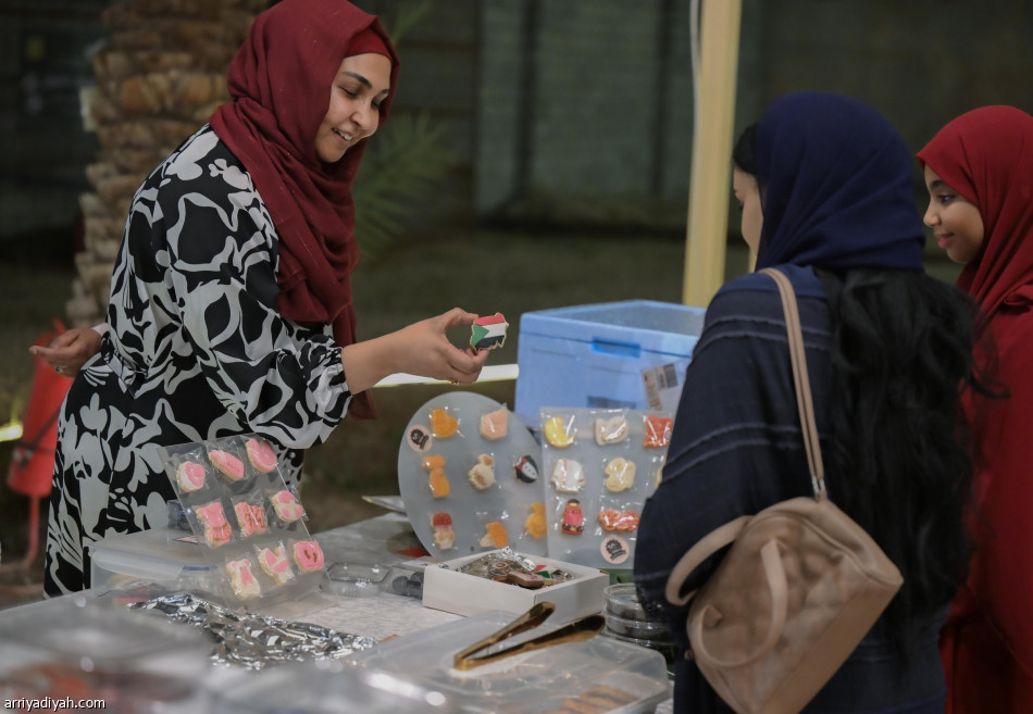 «طقتنا».. نقش حناء ومأكولات سودانية