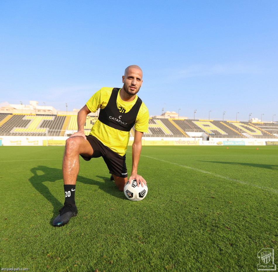 الاتحاد يتحضر للكلاسيكو بـ«الجمل الفنية»