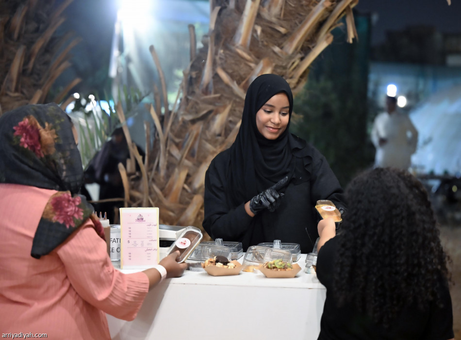 «طقتنا».. نقش حناء ومأكولات سودانية