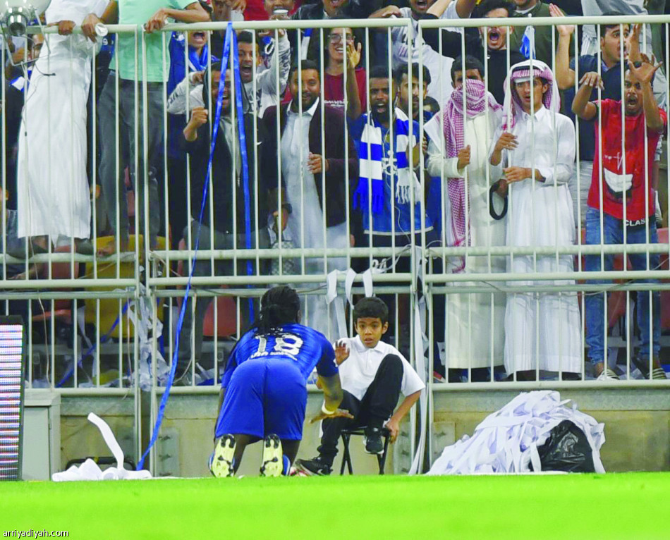 جوميز  يرعب  أحد الأطفال الذين يجمعون الكرات