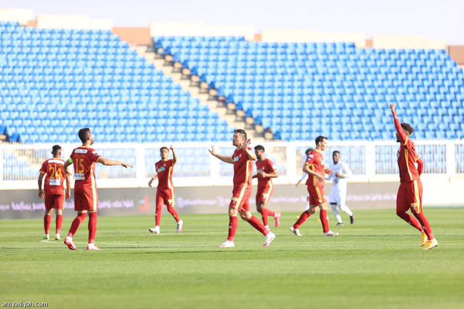 ضمك يهزم الأهلي.. ويرسل النصر إلى الأخير