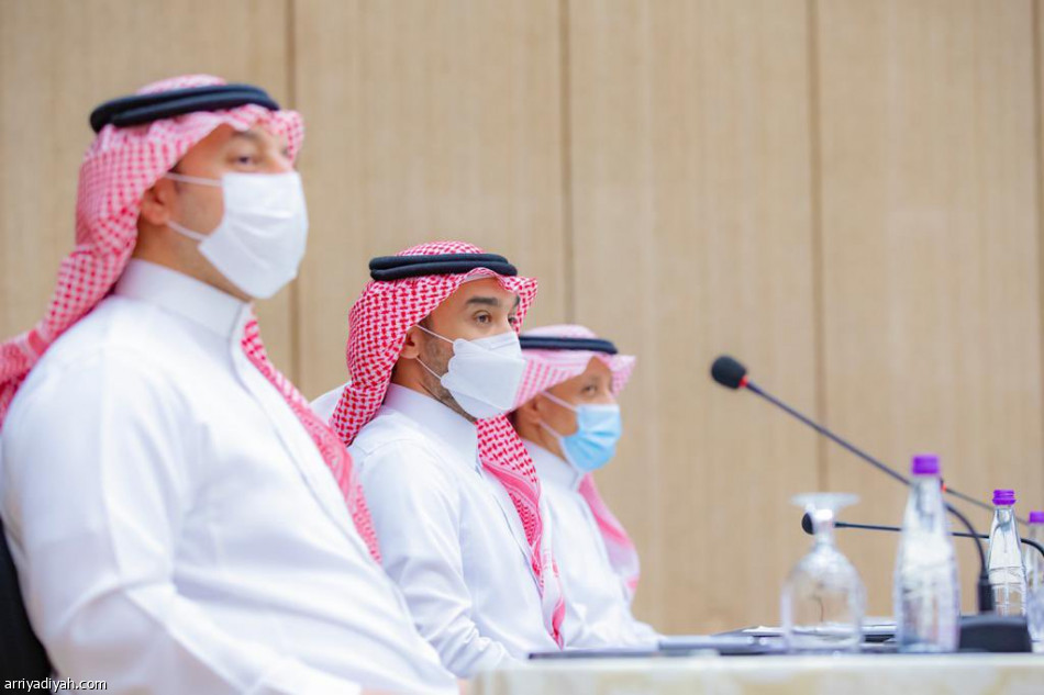 وزير الرياضة يجتمع برؤساء الأندية