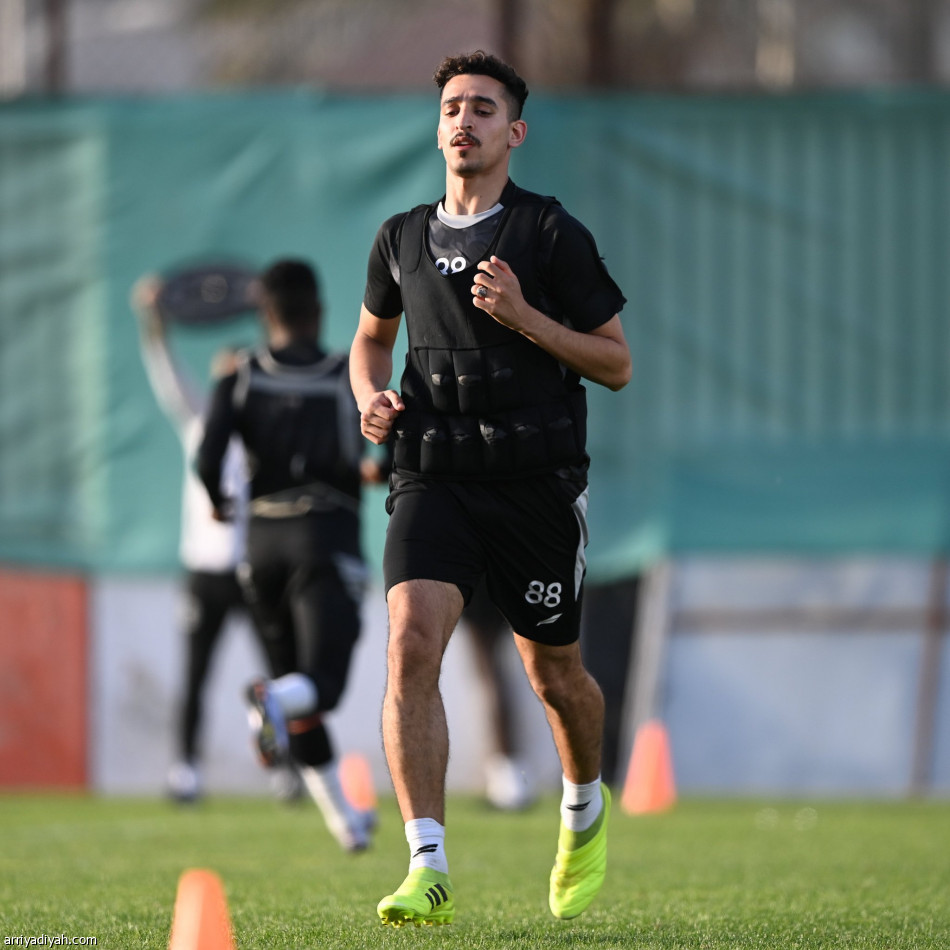 الشباب.. شاموسكا يطور المهارات الفردية