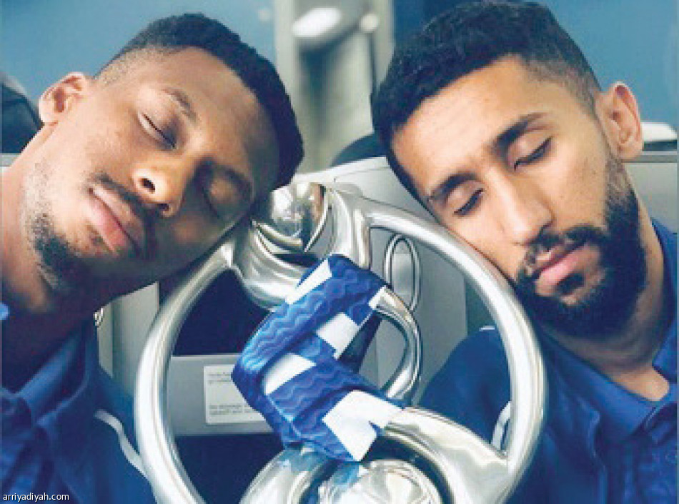 لاعبو الهلال
يردون بفرحة الكأس