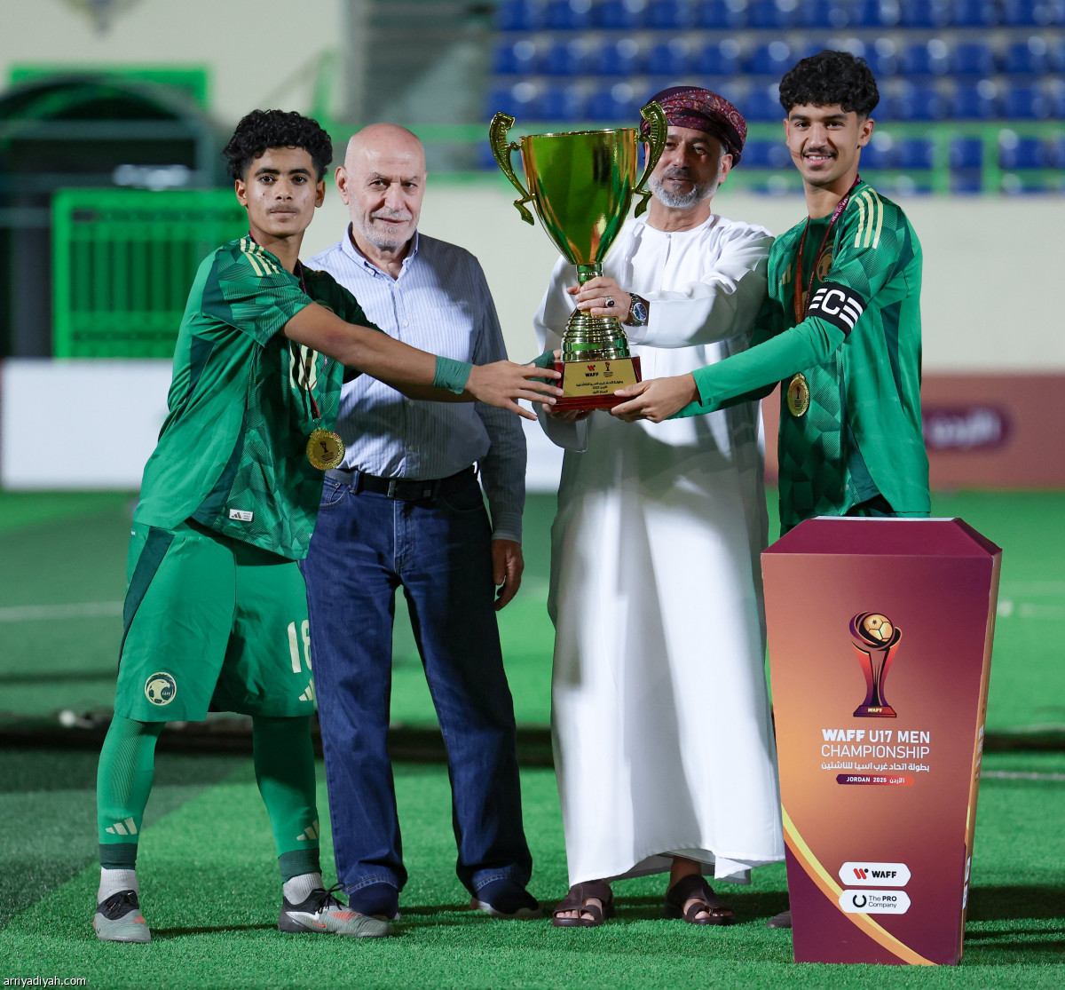 أخضر 16.. يتوشح الذهب