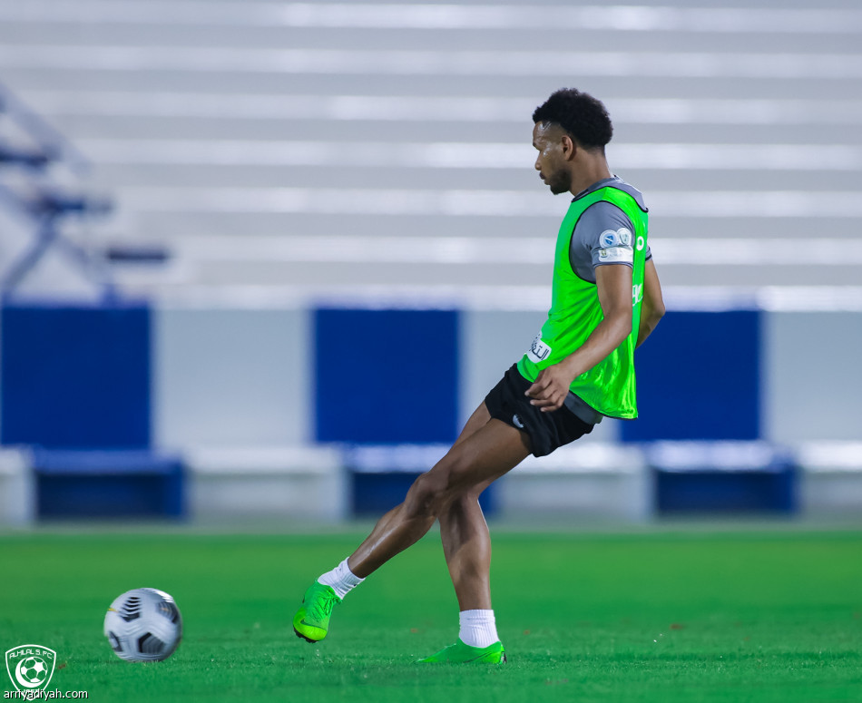 الهلال.. جانج وعطيف يقتربان من العودة