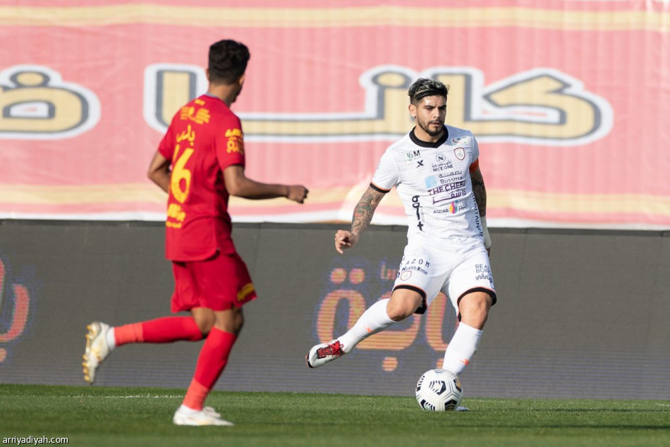 إيجالو يبتعد بصدارة الشباب