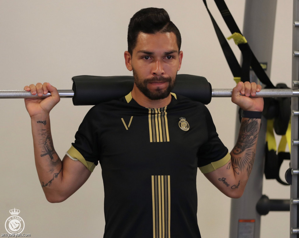 مينيزيس يكافئ لاعبي النصر