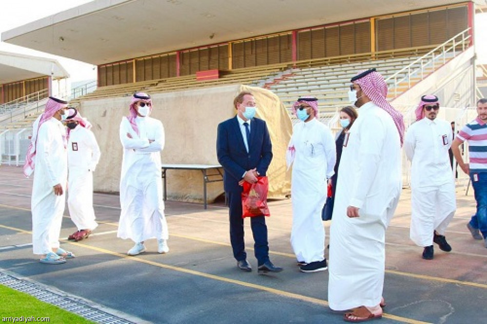السفير الفرنسي يزور نادي القادسية