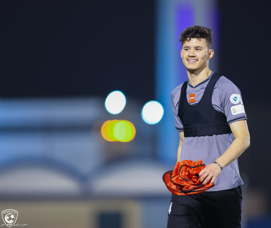 الهلال.. عطيف يعود بالركض