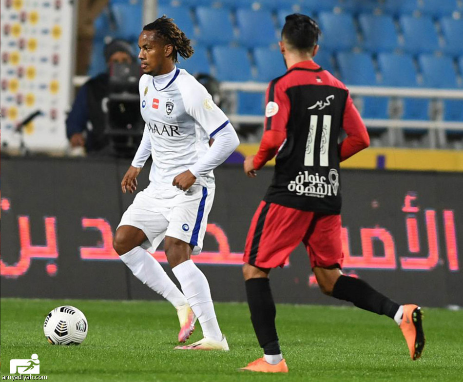 قطار الهلال يعبر الرائد برأسية قاتلة